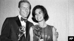 دیک ون دایک و مری تایلر مور؛ برندگان جایزه امی برای بهترین بازیگر زن و مرد در سریال تلویزیونی «د دیک ون دایک شو» - لوس آنجلس، ۲۵ مه ۱۹۶۴