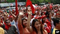 ဒေါ်အောင်ဆန်းစုကြည် ရွေးကောက်ပွဲ အနိုင်ရမှုအတွက် ဝမ်းသာကြည်နူးနေကြသည့် ရန်ကုန်မြို့က NLD ပါတီ ထောက်ခံသူတချို့။ (ဧပြီလ ၁၊ ၂၀၁၂)