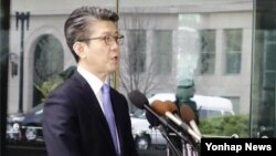 김홍균 한국 외교부 한반도평화교섭본부장이 11일 워싱턴DC 국무부 청사 앞에서 미국 측과의 면담 결과를 설명하고 있다. (사진제공=연합뉴스)