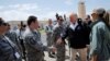 美国总统川普2017年10月3日乘空军一号抵达波多黎各视察灾情，在机场与军人握手致意。