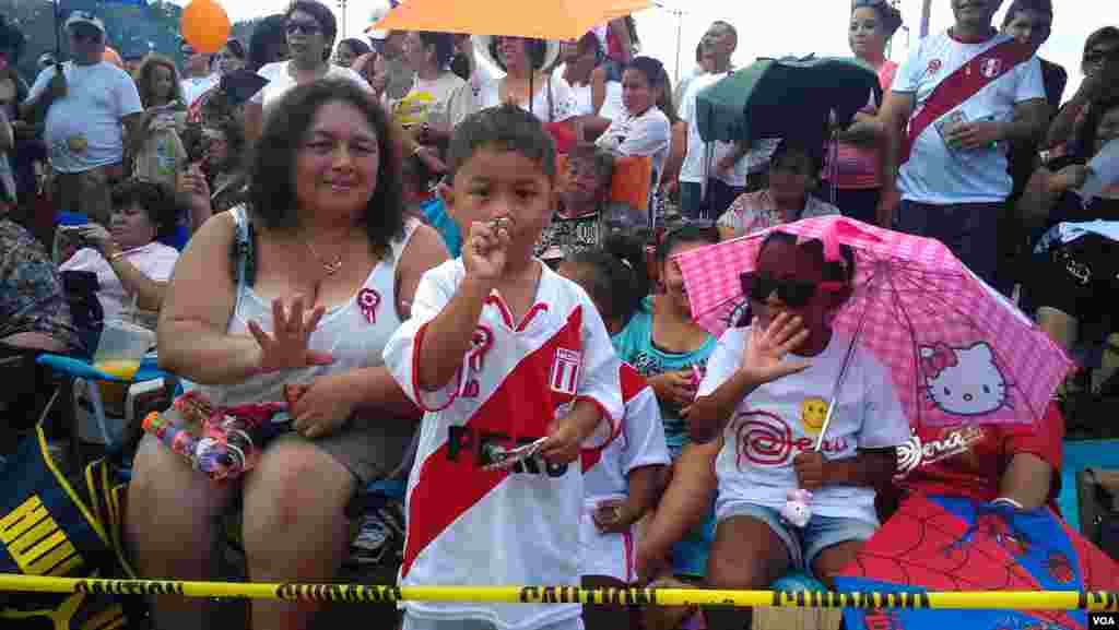 Vestidos para la ocasión y en familia para celebrar el día de la Independencia de Perú.