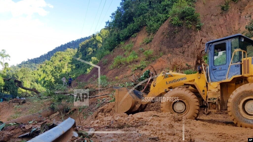 Tìm kiếm người mất tích do sạt đất ở tỉnh Quảng Nam. Photo VNA via AP.