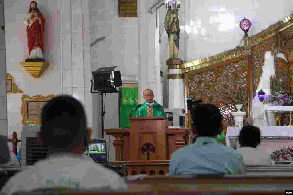 ကိုဗစ်ကာလ မန္တလေးမြို့၊ ရွှေနှလုံးတော် Cathedral ဘုရားကျောင်းမှာ ဝတ်ပြုဆုတောင်းနေကြတဲ့ မြင်ကွင်းတချို့။ (သြဂုတ် ၂၃၊ ၂၀၂၀)