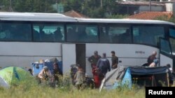 İdomeni Kampı'nda otobüslere yerleştirilen mülteciler