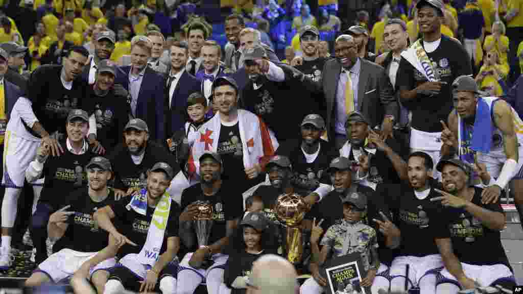 Les Golden State Warriors posent pour les photographes après le match à Oakland, en Californie, le 12 juin 2017.