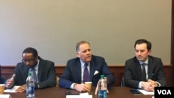 美国众议院情报委员会前主席迈克·罗杰斯（Mike Rogers）（中）2019年2月25日在华盛顿出席一场讨论会（美国之音许宁摄影）