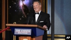 Sean Spicer habla durante la ceremonia de entrega de los premios Emmy en el Microsoft Theater de Los Ángeles. 