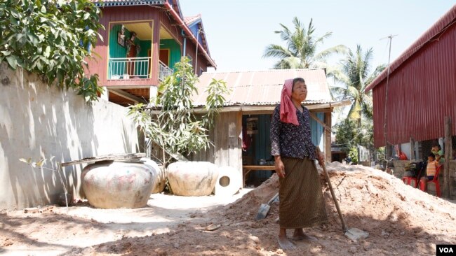 អ្នកស្រី ពៅ ហេង វ័យ៧០ឆ្នាំ ដែលមានកូនស្រីឈ្មោះយង់ សុខនៅ និងក្មួយស្រីឈ្មោះ យង់ ស្រីមកពី ខេត្តកណ្តាល បានស្លាប់បាត់បង់ជីវិត ក្នុងព្រឹត្តិការណ៍វាយប្រហារដោយការគប់គ្រាប់បែកឆ្នាំ១៩៩៧។ រូបនេះ ថតនៅថ្ងៃទី២៨ ខែកុម្ភៈ ឆ្នាំ២០១៧។ (ហ៊ាន សុជាតា/VOA)