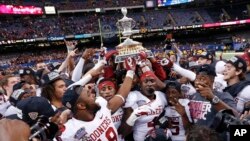 Los "Sooners" de Oklahoma celebran el triunfo en el Tazón del Azúcar.