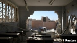 Une salle de classe après le bombardement de l'école de Hass, province d'Idleb, Syrie, le 26 octobre 2016. 