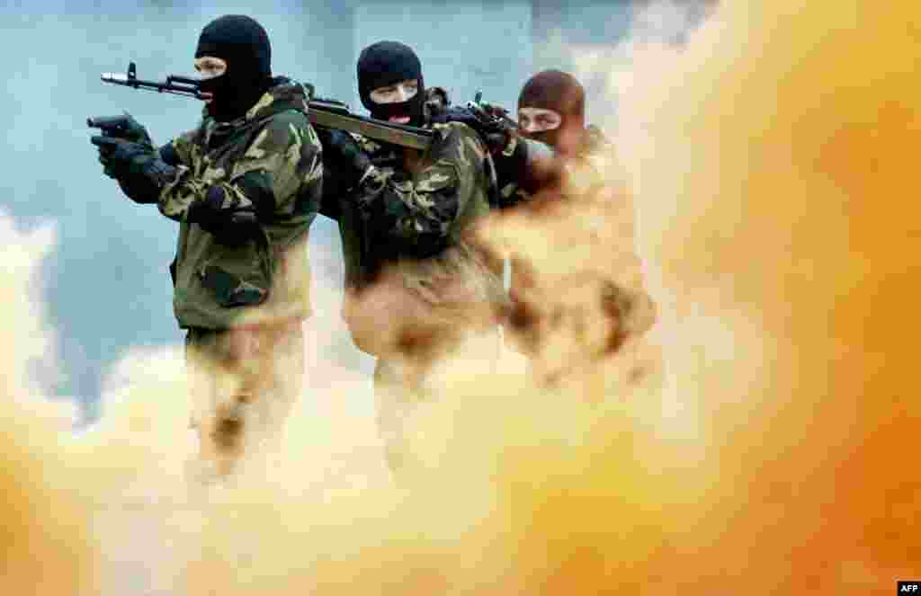 벨라루스 민스크의 수보로프군사학교 개학식에서 특수부대원들이 진압작전 시범을 펼치고 있다. 이 학교 개학식에서는 매년 특수부대 시범이 펼쳐진다.