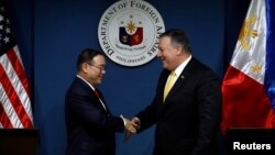 Ngoại trưởng Philippines Teodoro Locsin Jr. và Ngoại trưởng Mỹ Mike Pompeo tại Manila hôm 1/3/2019.