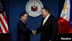 资料照：美国国务卿蓬佩奥与菲律宾外长洛钦在菲外交部握手。（2019年3月1日）