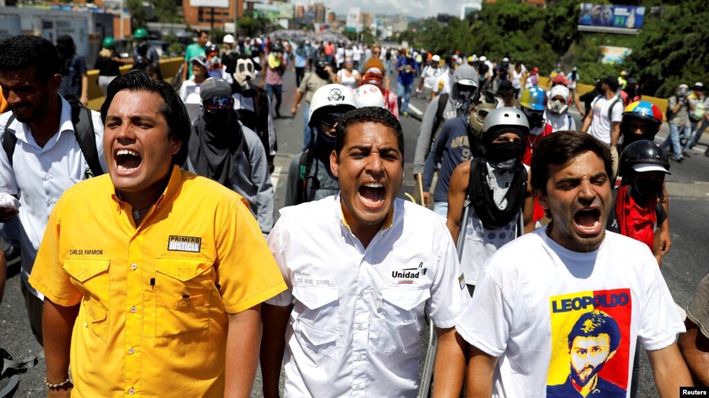 El diputado opositor, JosÃ© Manuel Olivares (centro), junto con Carlos Paparoni y Juan MejÃ­a durante una marcha a la oficina del Defensor del Pueblo estatal en Caracas, Venezuela. 