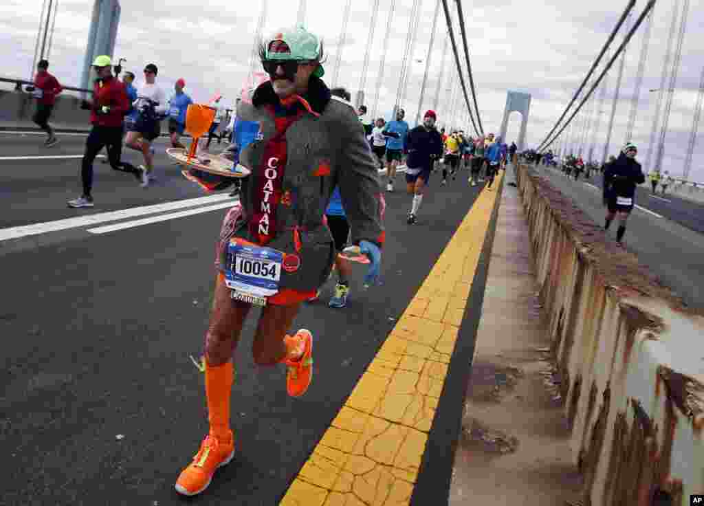 Para pelari menyeberangi jembatan Verrazano-Narrows saat Maraton New York dimulai (2/11).(AP/Jason DeCrow) 