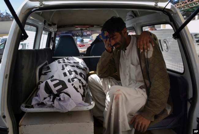 Un familiar llora junto a los restos de una trabajadora de vacunación asesinada por desconocidos en Quetta, Pakistán. Enero 18, de 2018.