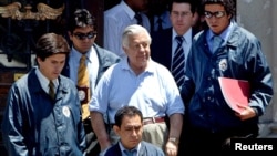 Manuel Contreras, gégéral à la retraite et ancien chef de la police secrète de l'ex-directeur Augusto Pinochet escorté par la police chilienne