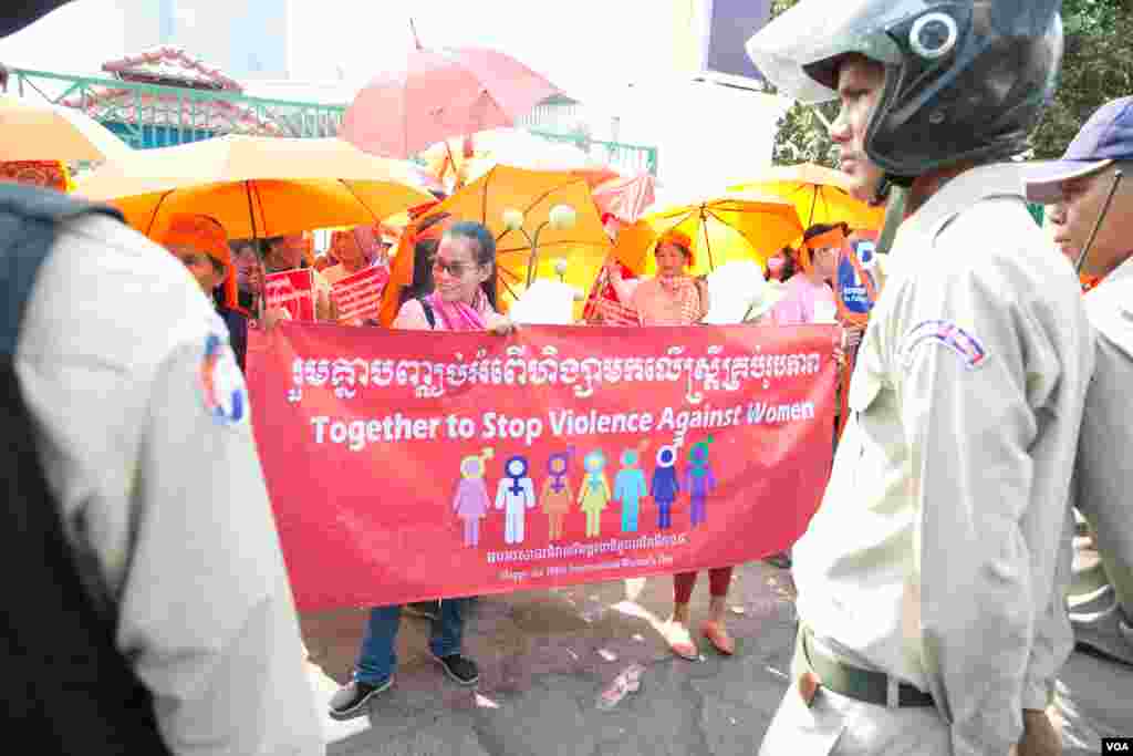 កងកម្លាំងប៉ូលិសនិងកងកម្លាំងសន្តិសុខរាជធានីភ្នំពេញឈរបាំងក្រុមសហជីពនិងក្រុមអង្គការសង្គមស៊ីវិល មិនឲ្យចេញដើរក្បួនដាក់ញត្តិស្តីពី «តម្រូវការអាទិភាពរបស់ស្រ្តី» អំឡុងទិវាសិទ្ធិនារីអន្តរជាតិលើកទី១០៨ នៅក្នុងពហុកីឡដ្ឋានជាតិអូឡាំពិក កាលពីថ្ងៃ០៨ ខែមីនា ឆ្នាំ២០១៩។(ទុំ ម្លិះ/VOA)