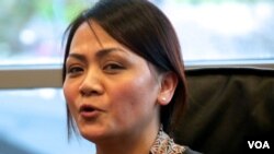 何曉鳳述說被賣遭遇（美國之音國符拍攝）