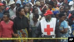 Des réfugiés congolais attendant de l'aide au camp de Nkamira, Rwanda (6 mai 2012)