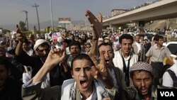 Demonstran anti pemerintah menuntut turunnya President Ali Abdullah Saleh, di Sana'a (foto: dok).