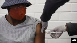 Volontaire recevant une injection de vaccin experimental anti-Covid 19 à l'hôpital Chris Hani Baragwanath de Soweto, Johannesburg, 24 juin 2020. L'opération est menée en Afrique du Sud, en Grande-Bretagne et au Brésil. (Photo AP/Siphiwe Sibeko)