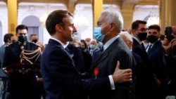 Salah Abdelkrim reçoit le "Chevalier de la Légion d'honneur" par le président français Emmanuel Macron lors d'une cérémonie à la mémoire des Harkis, des Algériens qui ont aidé l'armée française dans la guerre d'indépendance algérienne, le 20 septembre 2021.