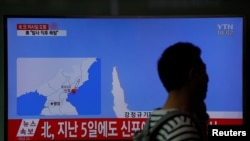 Пасажир на залізничному вокзалі у Сеулі проходить повз телевізора, що показує репортаж про невдалий запуск ракети КНДР від її східного узбережжя, 16 квітня 2017 року