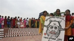 Activists of 'Daughters of Freedom Fighters' stand with a caricature of a war criminal to demand punishment in Saver, on the outskirts of Dhaka, Bangladesh (File Photo)