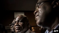 Martin Faylul (à gauche) et Felix Tshisekedi (à droite), candidats de l'opposition à la présidentielle du 30 décembre dernier, assistent à une réunion avec l'Union africaine (UA), à Kinshasa, le 2 janvier 2019.
