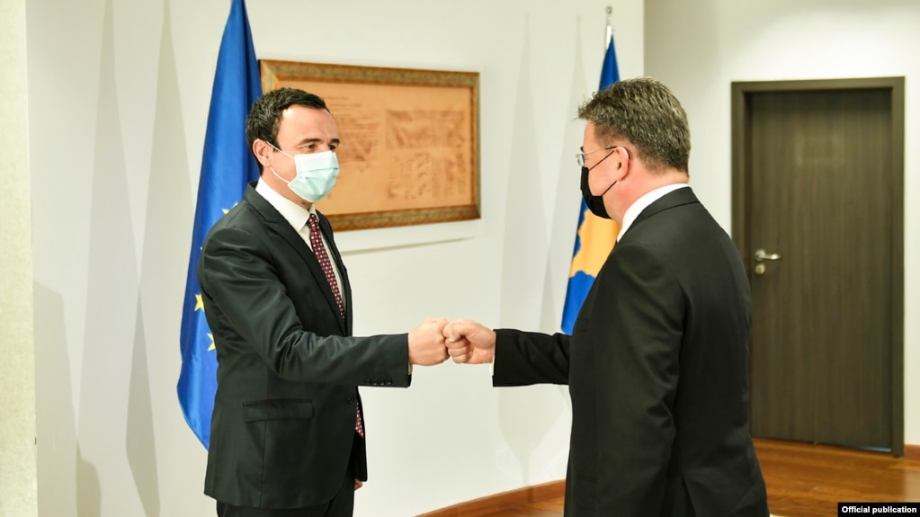 Lajçak në Prishtinë në përpjekje për të siguruar vazhdimin e bisedimeve Kosovë – Serbi