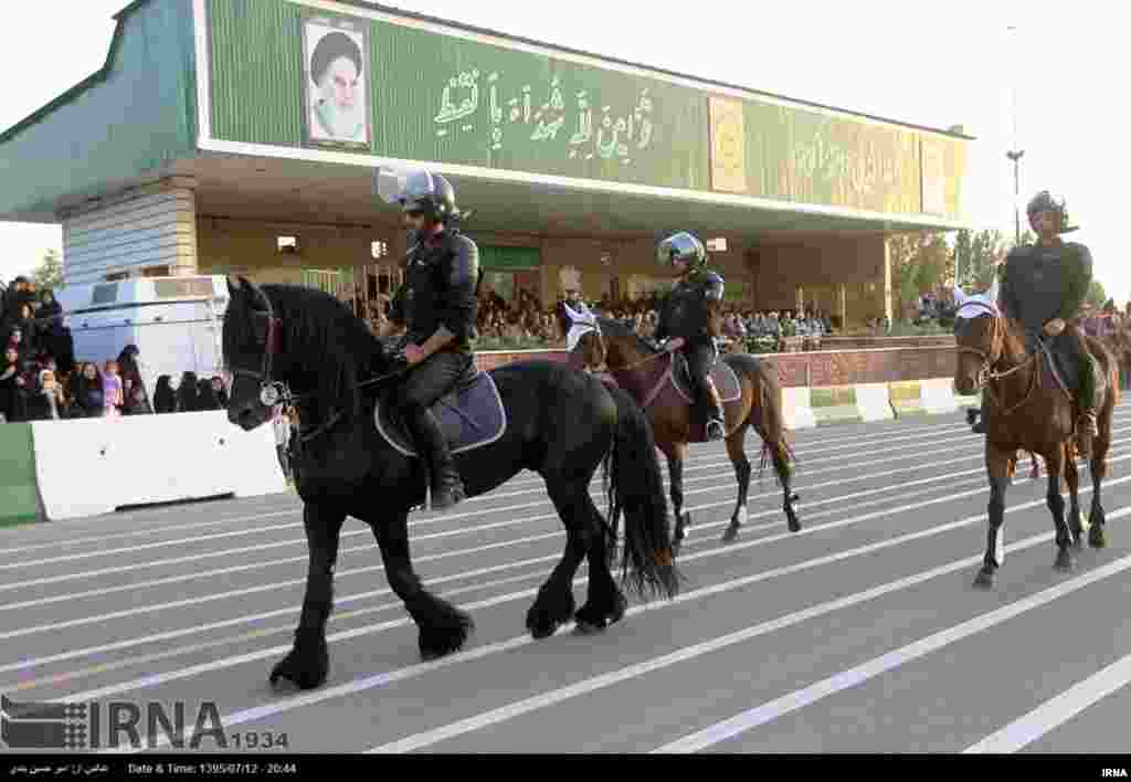 مانور نجات گروگان ها در تهران: پلیس اسب سوار تهران پیش از مانور رژه می رود.
