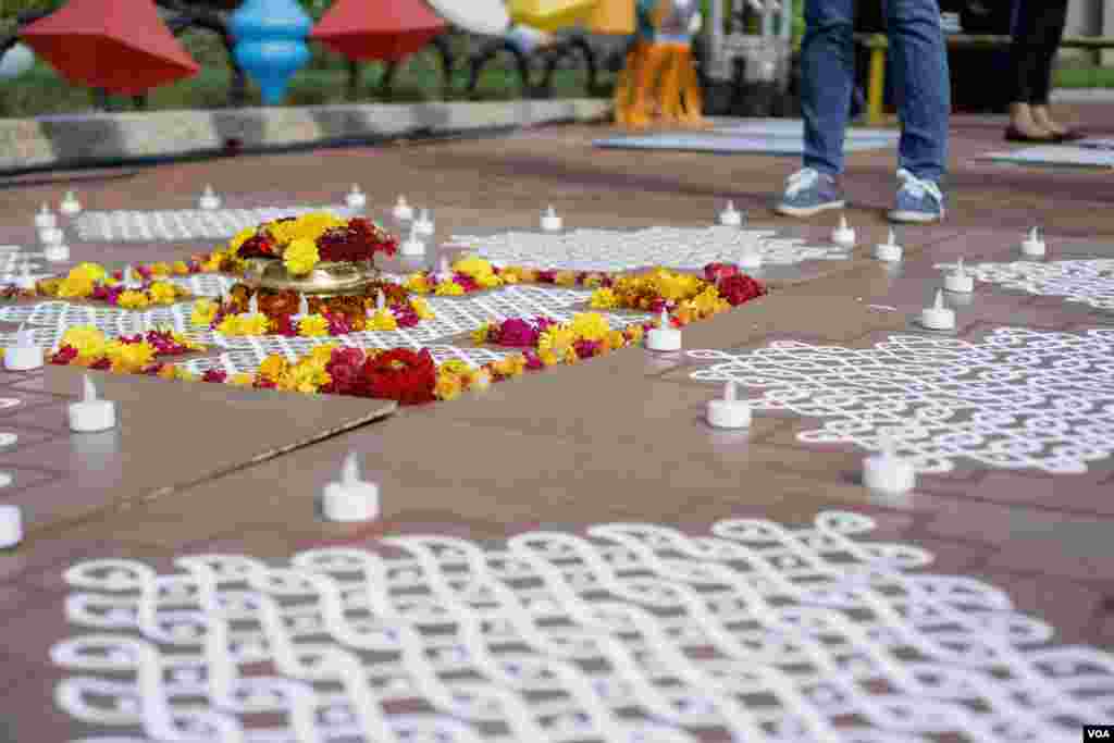 This kolam display was at the entrance of the Enid A. Haupt Garden. The kolam is a traditional Indian art form drawn in the thresholds of home to symbolize scientific and philosophical patterns in the universe.&nbsp;(T. Hart/VOA)