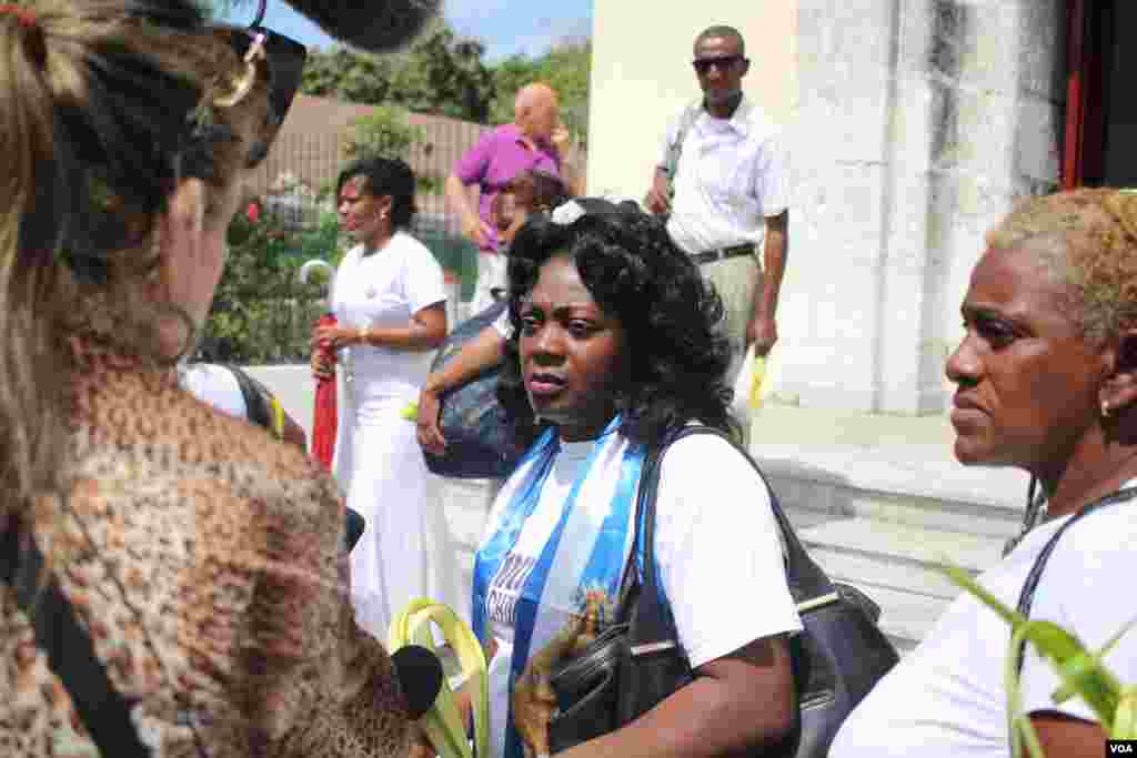 Berta Soler speaks with the media outside St. Rita's Church in Havana on March 20, 2016, hours before her arrest. (V. Macchi/VOA)