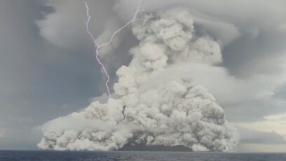 Se produce una erupción en el volcán submarino Hunga Tonga-Hunga Ha'apai frente a Tonga, el 14 de enero de 2022 en esta captura de pantalla obtenida de un video de las redes sociales.