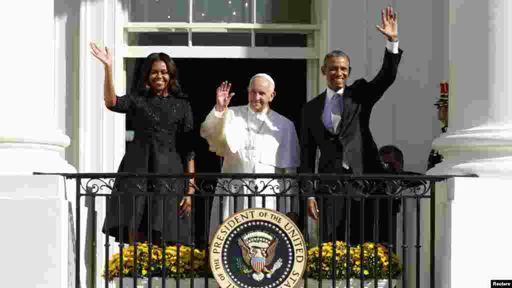 ​Le pape François, au milieu, le président Barack Obama, à droite, et la première dame américaine, saluent de la main depuis un balcon lors de l&#39;accueil officiel du souverain pontife à la Maison-Blanche, Washington, 23 septembre 2015.