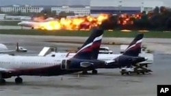 Na snimku sa Instagrama koji je objavio @artempetrovich vidi se avion SSJ-100 Aeroflota u plamenu tokom prinudnog sletanja na aerodrom Šeremejtevo u Moskvi. 
