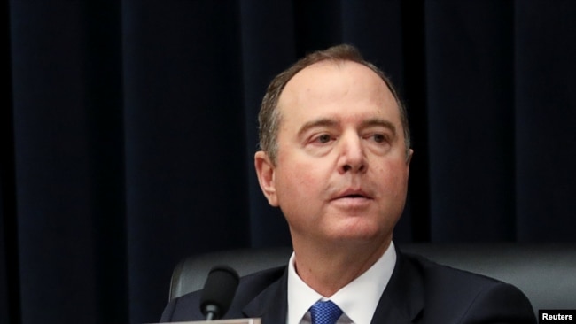 资料照:美国众议院情报委员会主席谢安达(Adam Schiff,又译亚当·希夫)在众议院情报委员会的一次听证会上听取发言。(2019年3月28日)