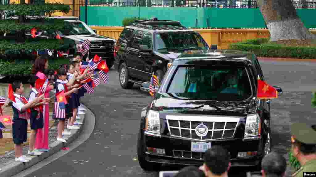 Shugaban Amurka Barak Obama lokacin da ya isa fadar shugaban kasar Vietnam a Hanoi. &nbsp;