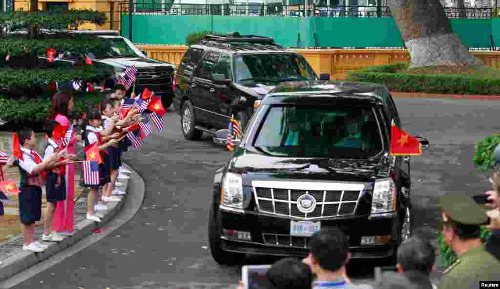 2016年5月23日，一辆运送美国总统巴拉克&middot;奥巴马的豪华轿车抵达越南河内主席府，越南儿童参加欢迎仪式。据报道，总统豪华轿车拥有20厘米厚的装甲板和多层防护窗，而且使用的是卡车车架，而不是轿车车架。