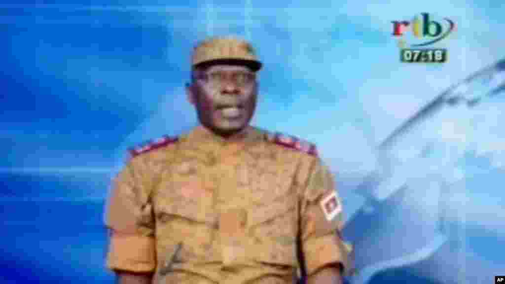 Le lieutenant-colonel Mamadou Bamba, porte-parole&nbsp;&nbsp;du Régiment de sécurité présidentielle (RSP), lit la déclaration du coup d&#39;Etat à la télévision nationale au Burkina Faso,17 septembre 2015. Image fixe de la vidéo de la&nbsp;RTB.