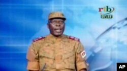 Le médecin-colonel Mamadou Bamba annonce un coup d’Etat sur la radio-télévision burkinabè (RTB), 17 septembre 2015.