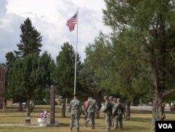 Members of the South Dakota’s 196th Army National Guard Regiment conduct a retreat ceremony at Ft. Meade, South Dakota. (VOA/J. Kent)