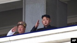 최룡해 전 북한군 총정치국장(왼쪽)이 지난해 7월 평양에서 북한 김정은 국방위 제1위원장과 한국전 정전 60주년 기념 열병식을 지켜보고 있다. (자료사진)