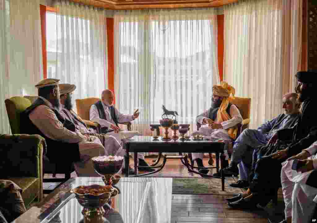 Former Afghan President Hamid Karzai, center left, senior Haqqani group leader Anas Haqqani, center right, Abdullah Abdullah, 2nd right, head of Afghanistan&#39;s National Reconciliation Council and former government negotiator with the Taliban, and others in the Taliban delegation, meet in Kabul. (Image released by Taliban)
