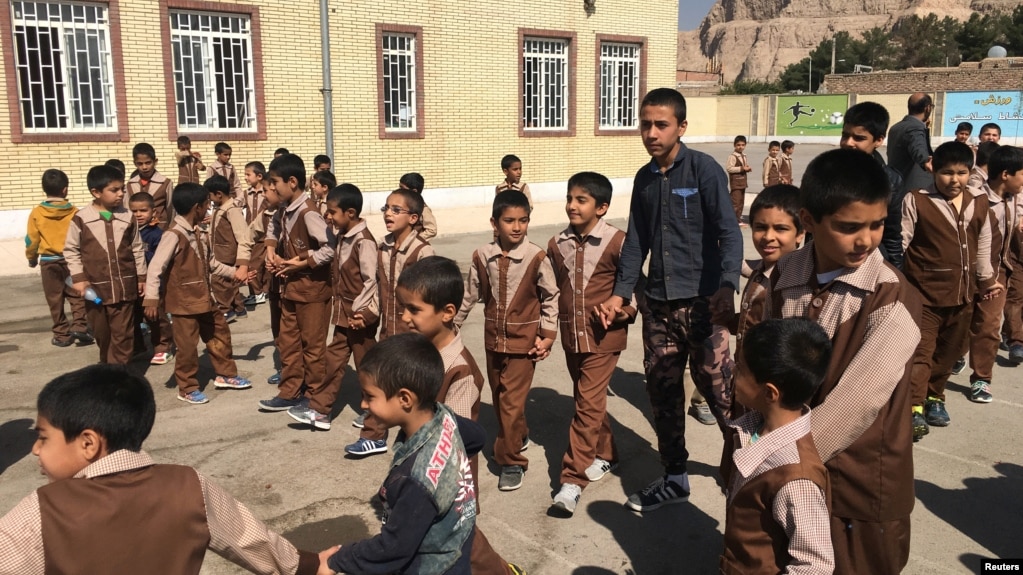 دانش آموزان افغان و ایرانی در مدرسه ای در کرمان