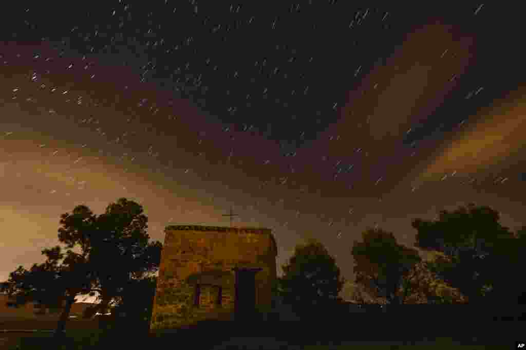 Những ngôi sao xuất hiện như những vệt sáng khi chụp hình bằng kỹ thuật phơi sáng ở Obanos, miền bắc Tây Ban Nha. Mưa sao băng Perseid được dự kiến sẽ đạt đỉnh điểm vào đêm thứ Tư đến sáng thứ năm.