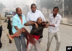 Olayın ardından yaralıları bölgeden uzaklaştırmaya çalışan Somalililer