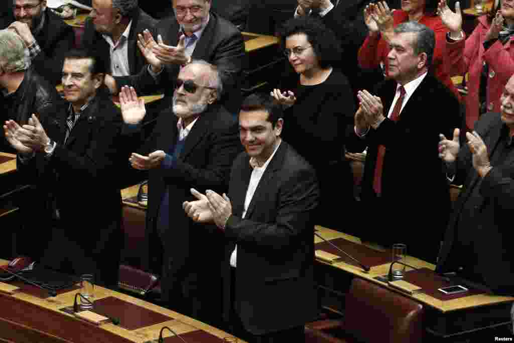 Alexis Tsipras, opposition leader and head of radical leftist Syriza party, and his party&#39;s lawmakers applaud after the last round of a presidential vote in Athens, Dec. 29, 2014.&nbsp;