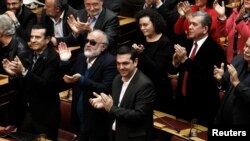 Alexis Tsipras, lidè opozisyon an e chèf pati radikal gochis Syriza, ak palmantè pati ap aplodi apre dènye round vòt prezidansyèl la nan vil Atèn 29 desanm 2014 la. Premye Minis Antonis Samaras di li pral mande òganizasyon eleksyon anvan lè.